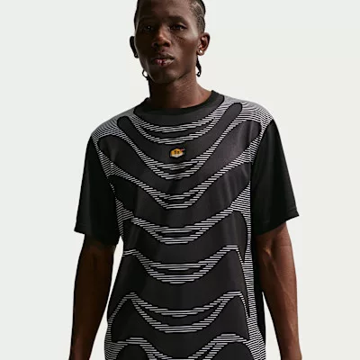 Nike Sportswear Tuned Air Football Shirt Black/Black pánske tričko čierne — produktová fotografia na bielom pozadí, bočný pohľad