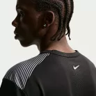 Nike Sportswear Tuned Air Football Shirt Black/Black pánske tričko čierne — produktová fotografia na bielom pozadí, bočný pohľad