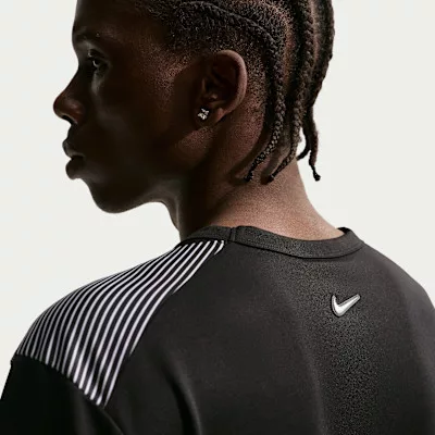 Nike Sportswear Tuned Air Football Shirt Black/Black pánske tričko čierne — produktová fotografia na bielom pozadí, bočný pohľad