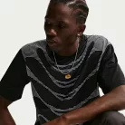 Nike Sportswear Tuned Air Football Shirt Black/Black pánske tričko čierne — produktová fotografia na bielom pozadí, bočný pohľad