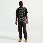 Nike Sportswear Tuned Air Football Shirt Black/Black pánske tričko čierne — produktová fotografia na bielom pozadí, bočný pohľad