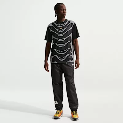Nike Sportswear Tuned Air Football Shirt Black/Black pánske tričko čierne — produktová fotografia na bielom pozadí, bočný pohľad