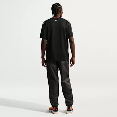 Nike Sportswear Tuned Air Football Shirt Black/Black pánske tričko čierne — produktová fotografia na bielom pozadí, bočný pohľad