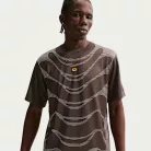Nike Sportswear Tuned Air Football Shirt Baroque Brown pánske tričko hnedé — produktová fotografia na bielom pozadí, bočný pohľad