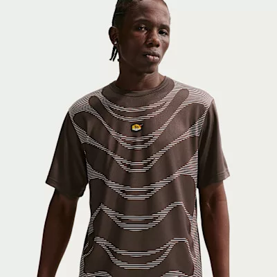 Nike Sportswear Tuned Air Football Shirt Baroque Brown pánske tričko hnedé — produktová fotografia na bielom pozadí, bočný pohľad