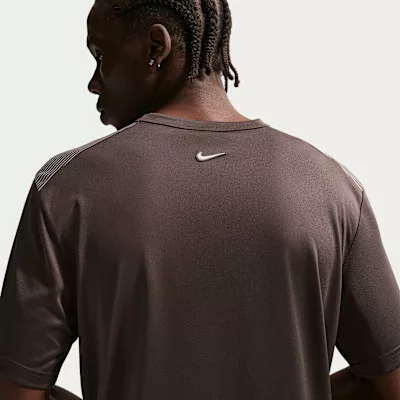 Nike Sportswear Tuned Air Football Shirt Baroque Brown pánske tričko hnedé — produktová fotografia na bielom pozadí, bočný pohľad