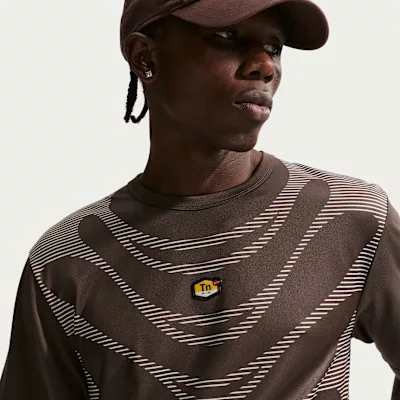 Nike Sportswear Tuned Air Football Shirt Baroque Brown pánske tričko hnedé — produktová fotografia na bielom pozadí, bočný pohľad