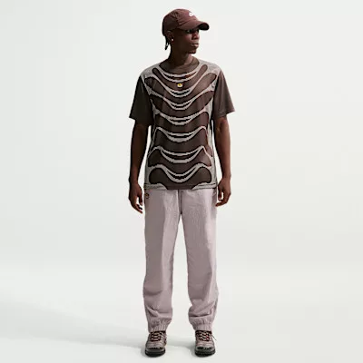 Nike Sportswear Tuned Air Football Shirt Baroque Brown pánske tričko hnedé — produktová fotografia na bielom pozadí, bočný pohľad
