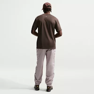 Nike Sportswear Tuned Air Football Shirt Baroque Brown pánske tričko hnedé — produktová fotografia na bielom pozadí, bočný pohľad
