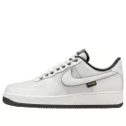 Nike Air Force 1 Low '07 LV8 Summit White Dark Smoke Grey Cordura nízke streetové tenisky biele-sivé — produktová fotografia na bielom pozadí, bočný pohľad
