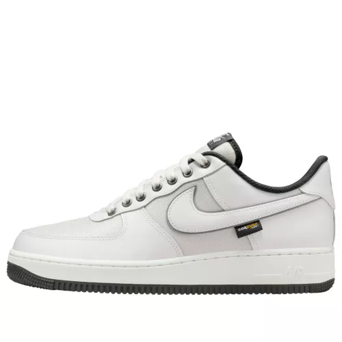 Nike Air Force 1 Low '07 LV8 Summit White Dark Smoke Grey Cordura nízke streetové tenisky biele-sivé — produktová fotografia na bielom pozadí, bočný pohľad