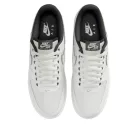 Nike Air Force 1 Low '07 LV8 Summit White Dark Smoke Grey Cordura nízke streetové tenisky biele-sivé — produktová fotografia na bielom pozadí, bočný pohľad