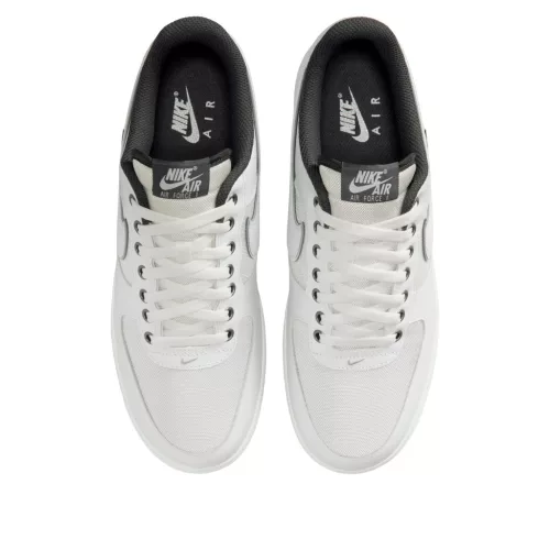 Nike Air Force 1 Low '07 LV8 Summit White Dark Smoke Grey Cordura nízke streetové tenisky biele-sivé — produktová fotografia na bielom pozadí, bočný pohľad