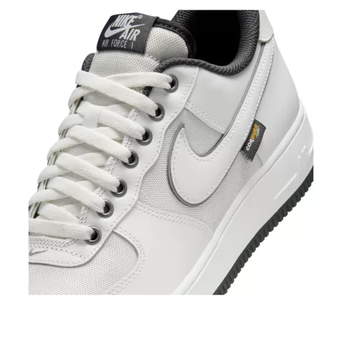 Nike Air Force 1 Low '07 LV8 Summit White Dark Smoke Grey Cordura nízke streetové tenisky biele-sivé — produktová fotografia na bielom pozadí, bočný pohľad