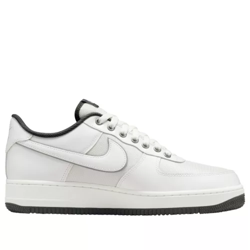Nike Air Force 1 Low '07 LV8 Summit White Dark Smoke Grey Cordura nízke streetové tenisky biele-sivé — produktová fotografia na bielom pozadí, bočný pohľad