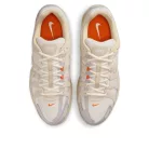 Nike P-6000 College Grey Khaki Safety Orange nízke streetové tenisky sivé-khaki — produktová fotografia na bielom pozadí, bočný pohľad