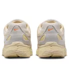 Nike P-6000 College Grey Khaki Safety Orange nízke streetové tenisky sivé-khaki — produktová fotografia na bielom pozadí, bočný pohľad