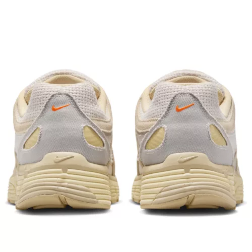 Nike P-6000 College Grey Khaki Safety Orange nízke streetové tenisky sivé-khaki — produktová fotografia na bielom pozadí, bočný pohľad