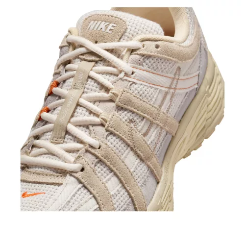 Nike P-6000 College Grey Khaki Safety Orange nízke streetové tenisky sivé-khaki — produktová fotografia na bielom pozadí, bočný pohľad