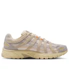Nike P-6000 College Grey Khaki Safety Orange nízke streetové tenisky sivé-khaki — produktová fotografia na bielom pozadí, bočný pohľad