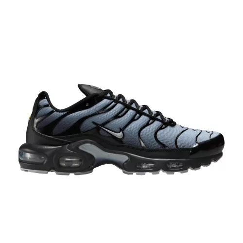 Nike Air Max Plus SE Black Wolf Grey dámske nízke streetové tenisky sivé-čierne — produktová fotografia na bielom pozadí, bočný pohľad