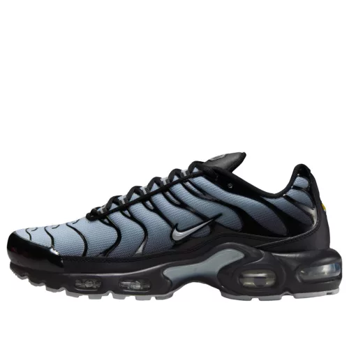 Nike Air Max Plus SE Black Wolf Grey dámske nízke streetové tenisky sivé-čierne — produktová fotografia na bielom pozadí, bočný pohľad