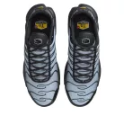 Nike Air Max Plus SE Black Wolf Grey dámske nízke streetové tenisky sivé-čierne — produktová fotografia na bielom pozadí, bočný pohľad
