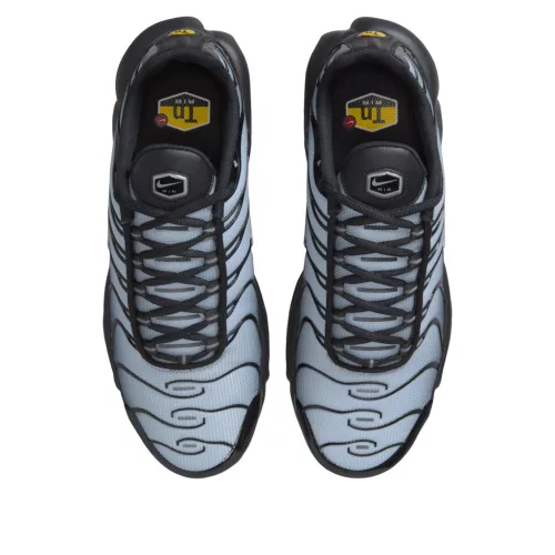 Nike Air Max Plus SE Black Wolf Grey dámske nízke streetové tenisky sivé-čierne — produktová fotografia na bielom pozadí, bočný pohľad