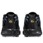 Nike Air Max Plus SE Black Wolf Grey dámske nízke streetové tenisky sivé-čierne — produktová fotografia na bielom pozadí, bočný pohľad
