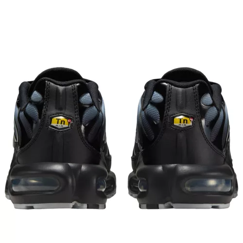 Nike Air Max Plus SE Black Wolf Grey dámske nízke streetové tenisky sivé-čierne — produktová fotografia na bielom pozadí, bočný pohľad