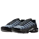 Nike Air Max Plus SE Black Wolf Grey dámske nízke streetové tenisky sivé-čierne — produktová fotografia na bielom pozadí, bočný pohľad