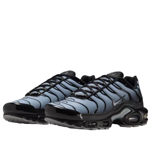 Nike Air Max Plus SE Black Wolf Grey dámske nízke streetové tenisky sivé-čierne — produktová fotografia na bielom pozadí, bočný pohľad