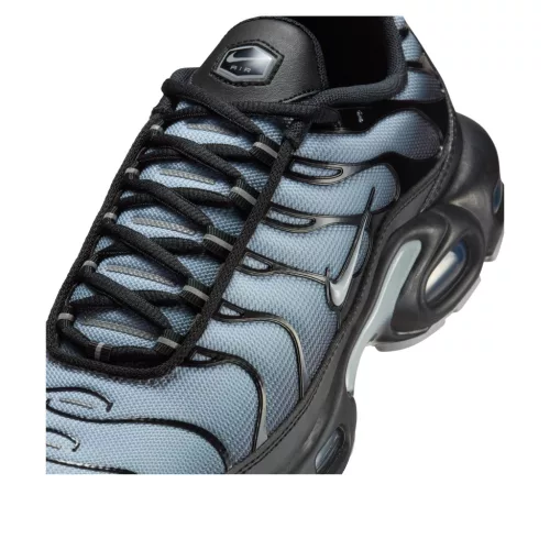 Nike Air Max Plus SE Black Wolf Grey dámske nízke streetové tenisky sivé-čierne — produktová fotografia na bielom pozadí, bočný pohľad