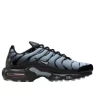 Nike Air Max Plus SE Black Wolf Grey dámske nízke streetové tenisky sivé-čierne — produktová fotografia na bielom pozadí, bočný pohľad