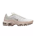 Nike Air Max Plus SE Light Orewood Brown dámske nízke streetové tenisky hnedé-strieborné — produktová fotografia na bielom pozadí, bočný pohľad