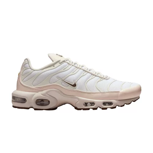 Nike Air Max Plus SE Light Orewood Brown dámske nízke streetové tenisky hnedé-strieborné — produktová fotografia na bielom pozadí, bočný pohľad