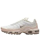 Nike Air Max Plus SE Light Orewood Brown dámske nízke streetové tenisky hnedé-strieborné — produktová fotografia na bielom pozadí, bočný pohľad