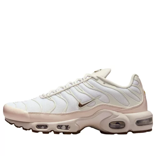 Nike Air Max Plus SE Light Orewood Brown dámske nízke streetové tenisky hnedé-strieborné — produktová fotografia na bielom pozadí, bočný pohľad