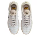 Nike Air Max Plus SE Light Orewood Brown dámske nízke streetové tenisky hnedé-strieborné — produktová fotografia na bielom pozadí, bočný pohľad