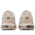 Nike Air Max Plus SE Light Orewood Brown dámske nízke streetové tenisky hnedé-strieborné — produktová fotografia na bielom pozadí, bočný pohľad