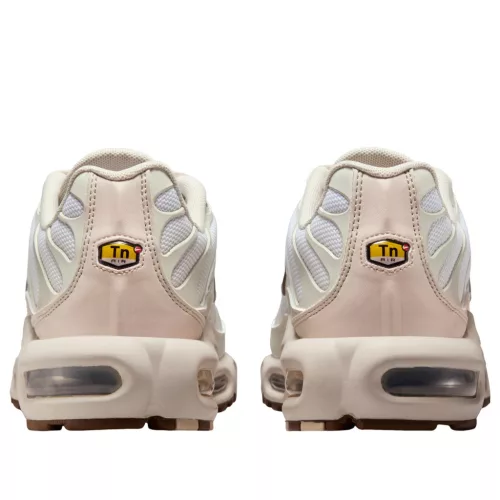 Nike Air Max Plus SE Light Orewood Brown dámske nízke streetové tenisky hnedé-strieborné — produktová fotografia na bielom pozadí, bočný pohľad