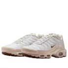 Nike Air Max Plus SE Light Orewood Brown dámske nízke streetové tenisky hnedé-strieborné — produktová fotografia na bielom pozadí, bočný pohľad