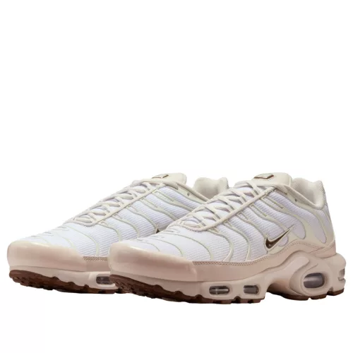 Nike Air Max Plus SE Light Orewood Brown dámske nízke streetové tenisky hnedé-strieborné — produktová fotografia na bielom pozadí, bočný pohľad
