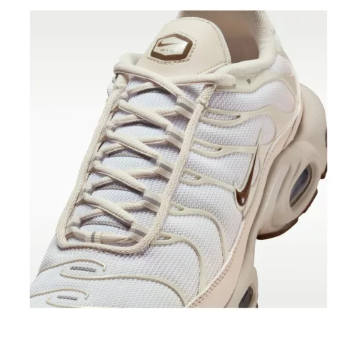 Nike Air Max Plus SE Light Orewood Brown dámske nízke streetové tenisky hnedé-strieborné — produktová fotografia na bielom pozadí, bočný pohľad