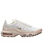 Nike Air Max Plus SE Light Orewood Brown dámske nízke streetové tenisky hnedé-strieborné — produktová fotografia na bielom pozadí, bočný pohľad