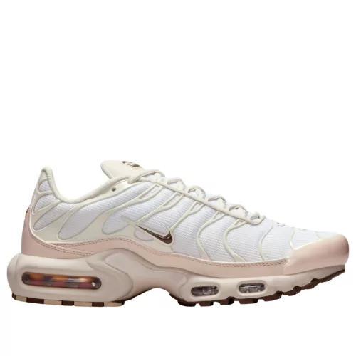 Nike Air Max Plus SE Light Orewood Brown dámske nízke streetové tenisky hnedé-strieborné — produktová fotografia na bielom pozadí, bočný pohľad