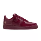 Nike Air Force 1 Low Syna Central Cee Dark Beetroot (UK Exclusive) nízke streetové tenisky — produktová fotografia na bielom pozadí, bočný pohľad