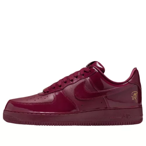 Nike Air Force 1 Low Syna Central Cee Dark Beetroot (UK Exclusive) nízke streetové tenisky — produktová fotografia na bielom pozadí, bočný pohľad