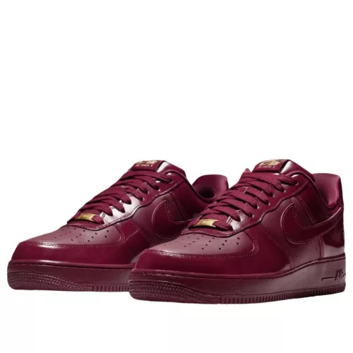 Nike Air Force 1 Low Syna Central Cee Dark Beetroot (UK Exclusive) nízke streetové tenisky — produktová fotografia na bielom pozadí, bočný pohľad