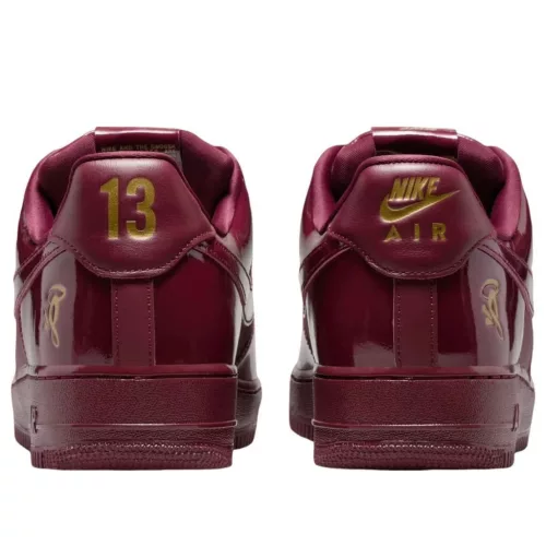 Nike Air Force 1 Low Syna Central Cee Dark Beetroot (UK Exclusive) nízke streetové tenisky — produktová fotografia na bielom pozadí, bočný pohľad